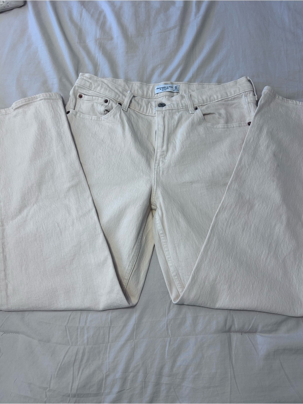 Abercrombie Beige 90’s Straight Mid Rise Jean’s